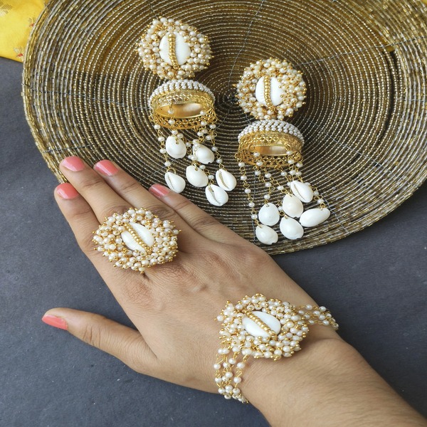Golden Kawri Shell Bracelet Earring Set