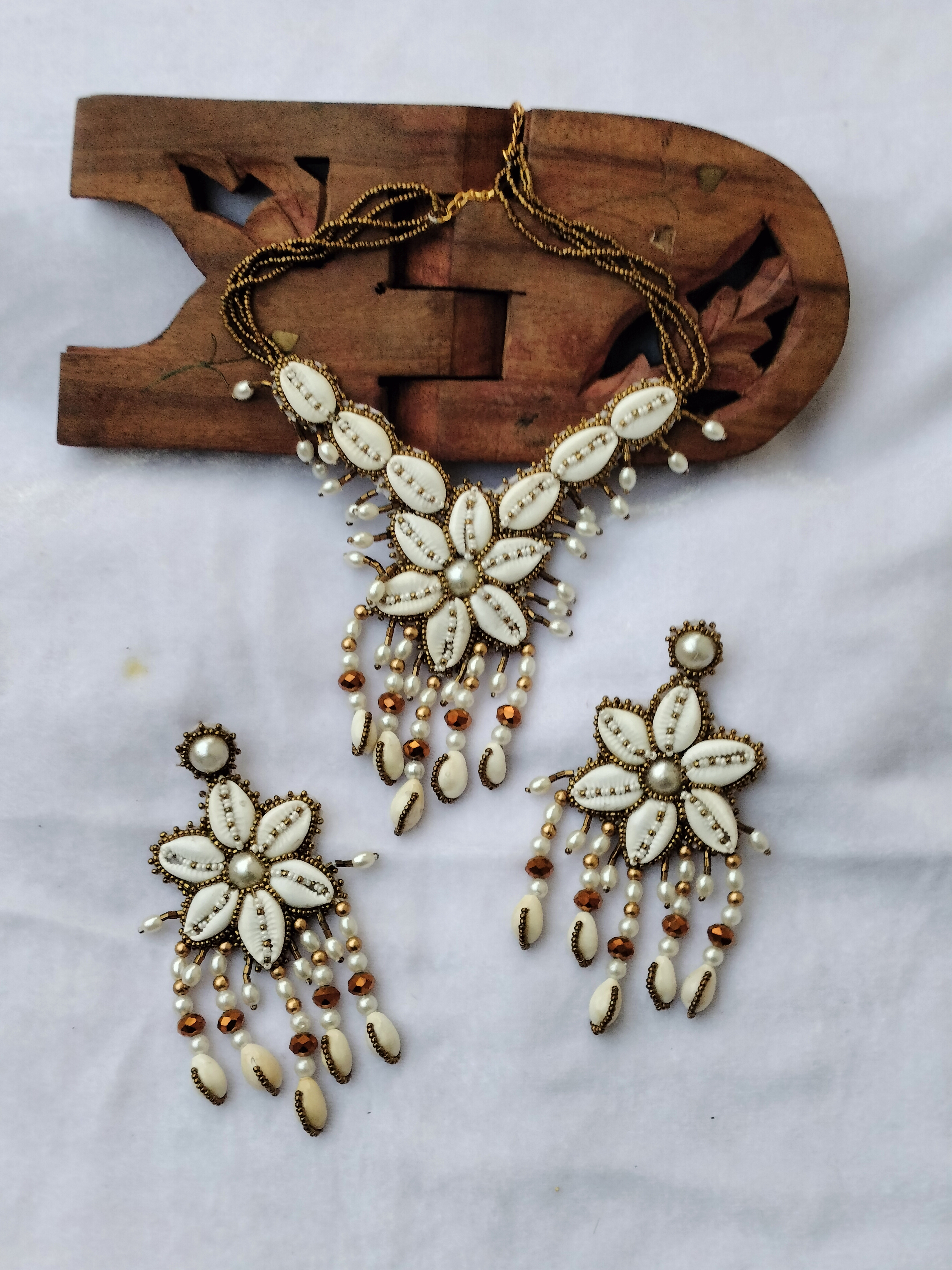 Cowrey shell necklace set with mangtika