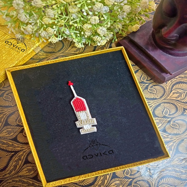 An injection-themed brooch for doctors