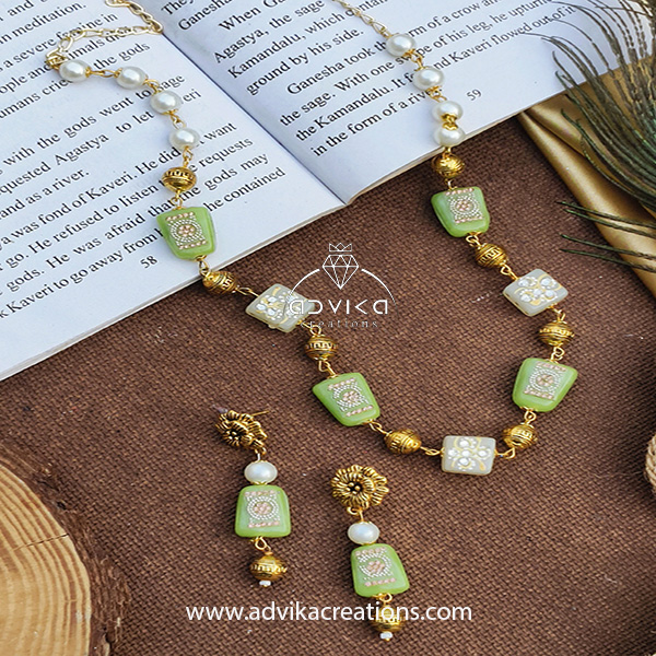 Tumble bead necklace Parrot green & off white