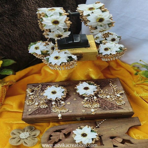 Stunning White flower jewellery for haldi & mehndi